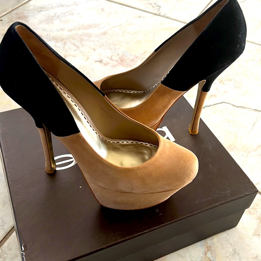 BEBE RENA TAN &BLACK SUEDE HEELS PLATFORM PUMPS SZ 8